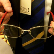 Работают очки от встроенного аккумулятора, которого хватает на 2-3 дня, а заряжается он за два часа (фото с сайта gizmag.com).