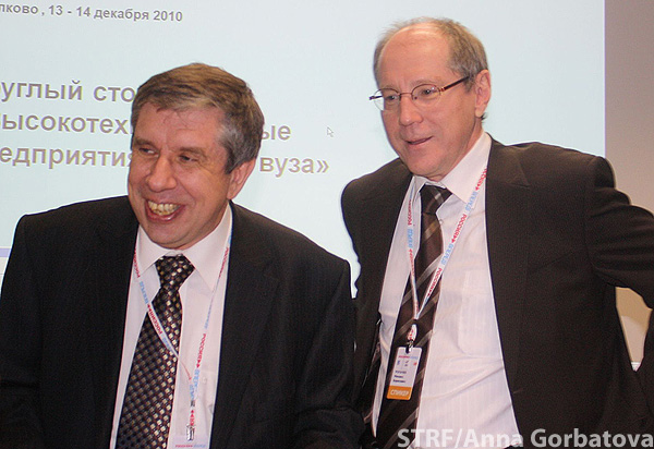 Модераторы дискуссии Алексей Пономарёв и Михаил Рогачёв, фото с сайта strf.ru