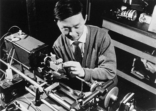 Рис. 2. 1960-е годы: Чарльз Као проводит опыты с оптоволокнами (изображение с сайта nobelprize.org)